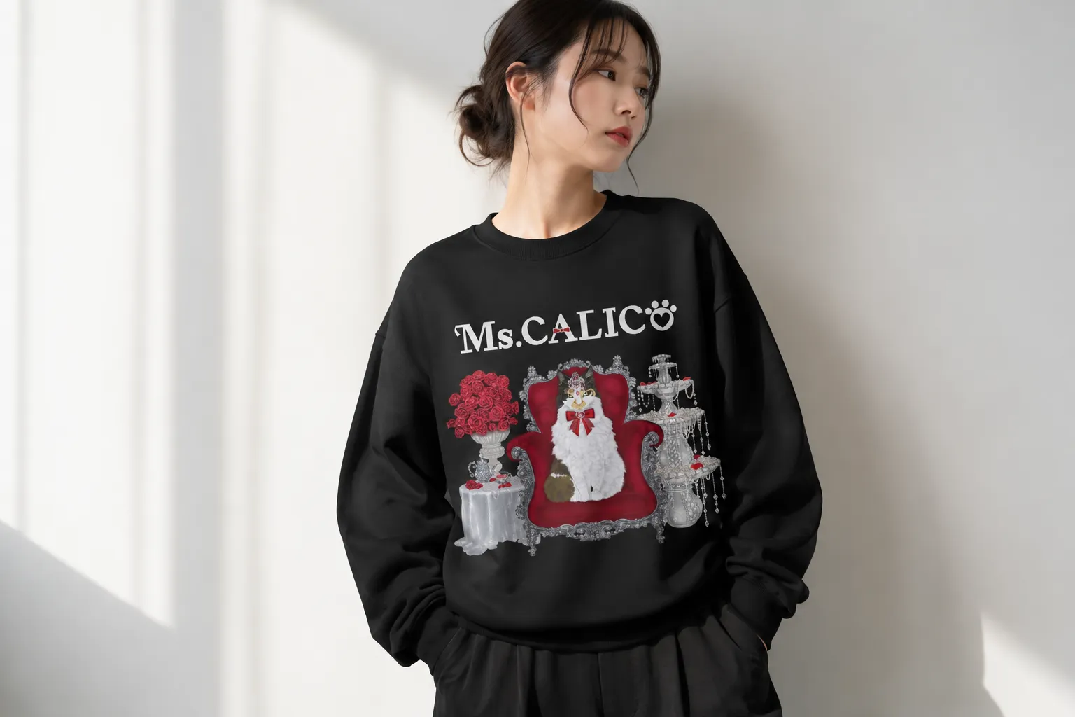 Ms. CALICO の世界観を体現する着用カット。凛とした佇まいと幸せを運ぶ青い蝶。